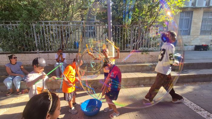מפגש הבועות בחצר בית הספר