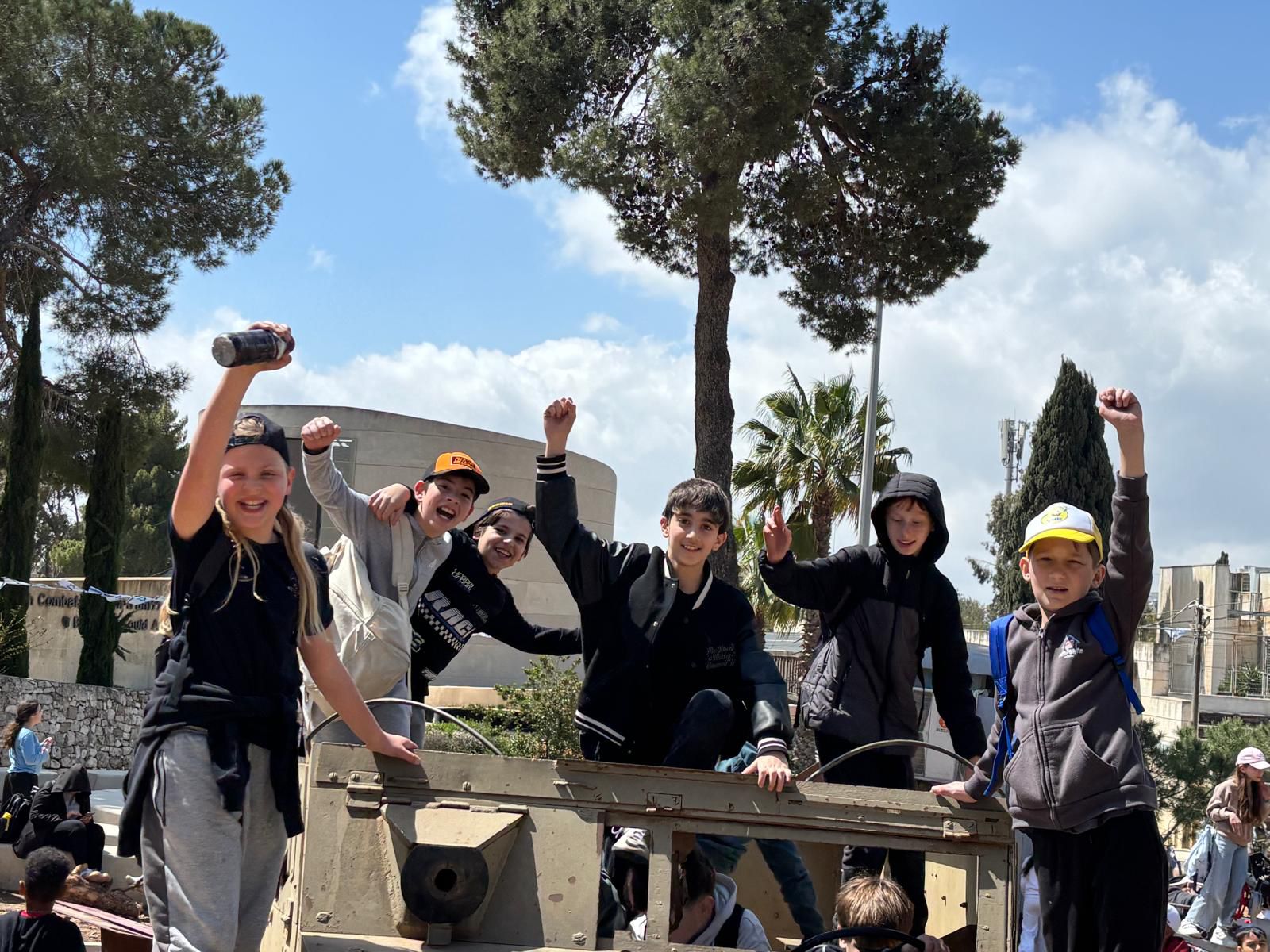תלמידים בגבעת התחמושת