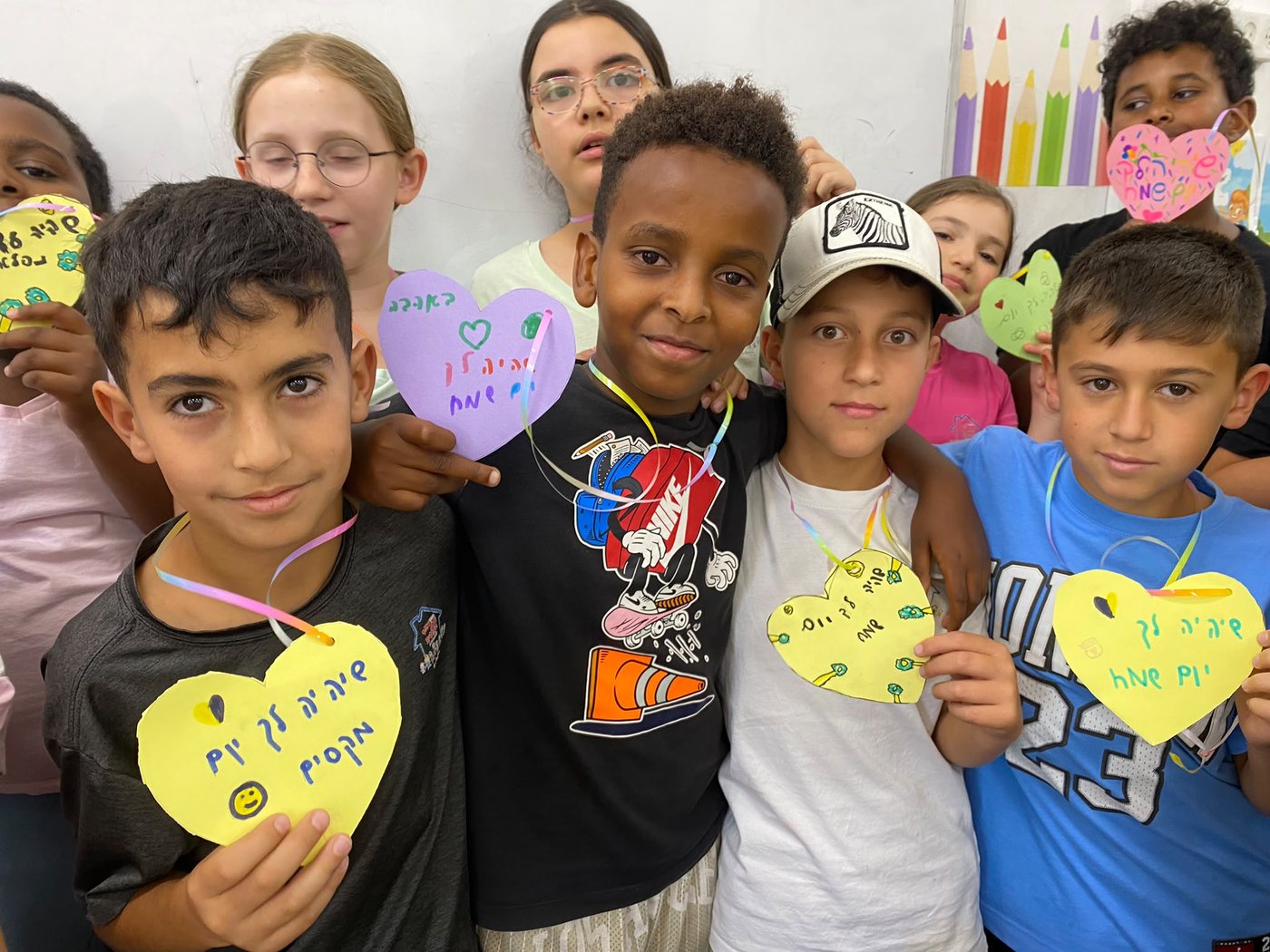 ילדים מחזיקים לבבות במסגרת האתגר החברתי